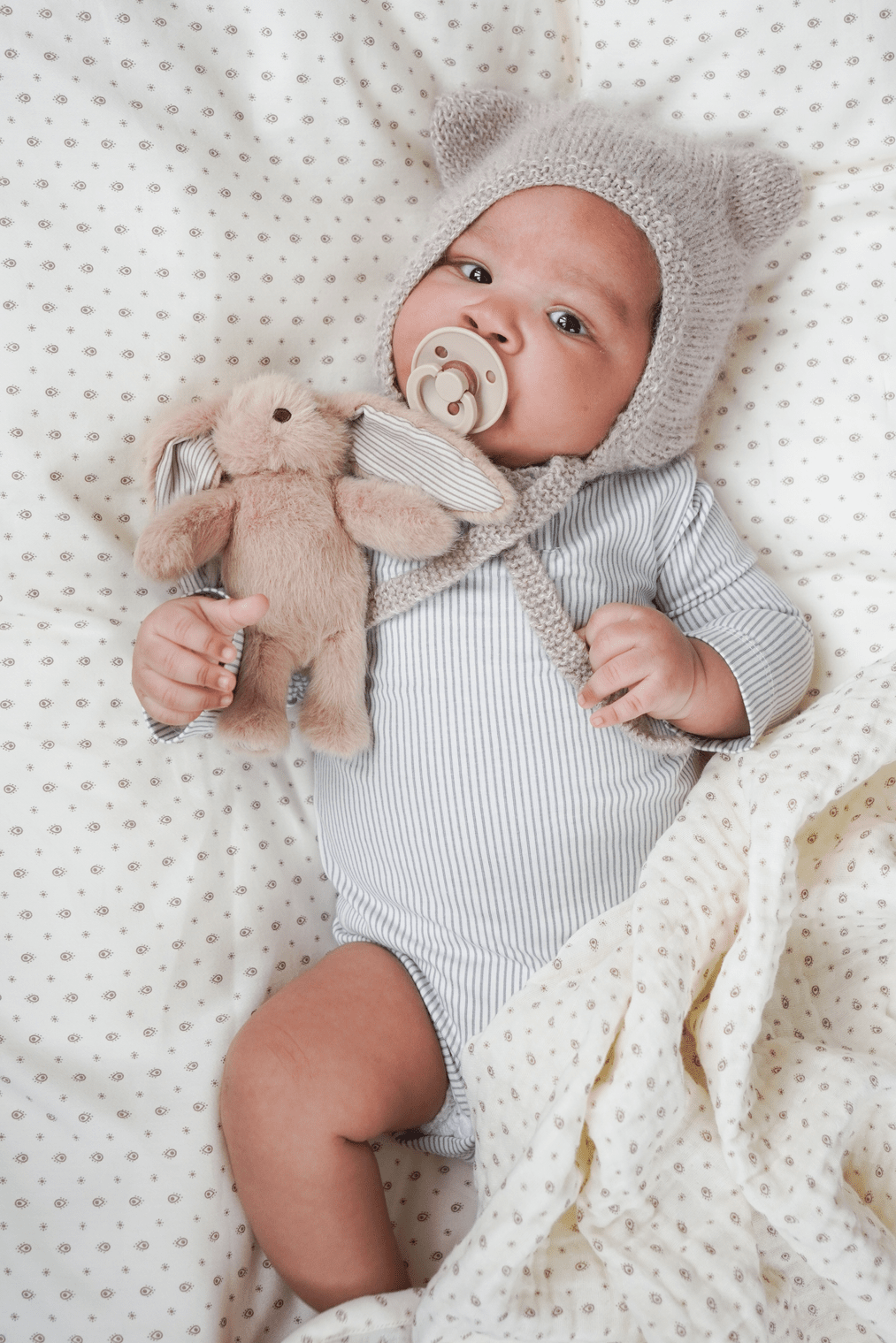 Cam Cam Copenhagen Pliušinis zuikutis Elva (mažas) - Latte/ Classic Stripes Camel