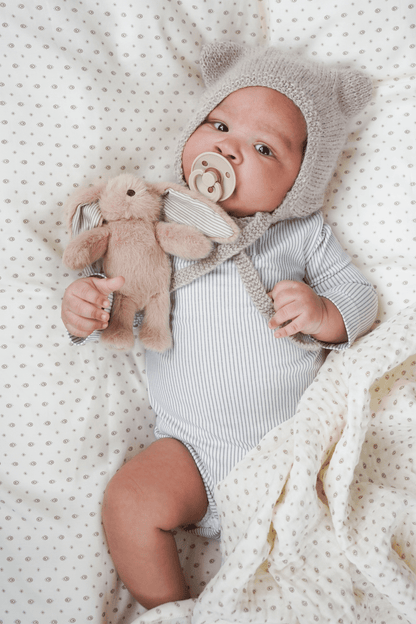 Cam Cam Copenhagen Pliušinis zuikutis  Elva (mažas) - Latte/ Classic Stripes Camel